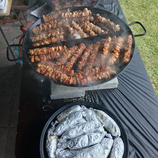 Pieczenie w folii na patelni plenerowej